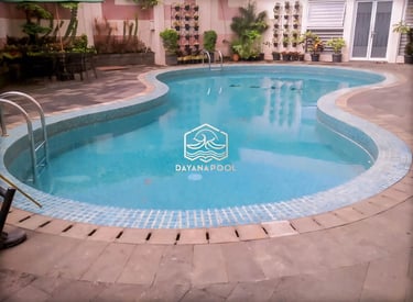 kolam renang minimalis modern di area halaman belakang.