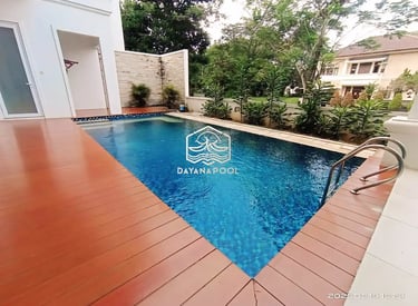 kolam renang minimalis modern di area halaman belakang.