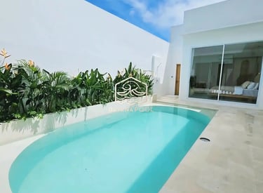 kolam renang minimalis modern di area halaman belakang.