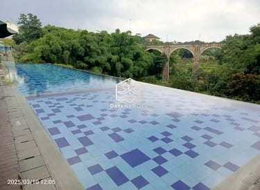 kolam renang minimalis modern di area halaman belakang.