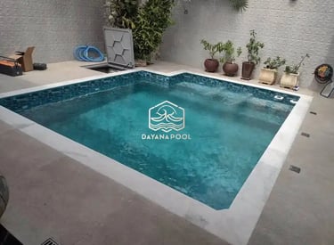 kolam renang minimalis modern di area halaman belakang.