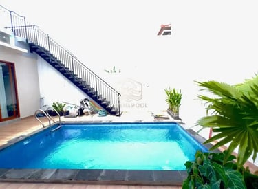 kolam renang minimalis modern di area halaman belakang.
