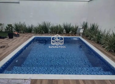 kolam renang minimalis modern di area halaman belakang.