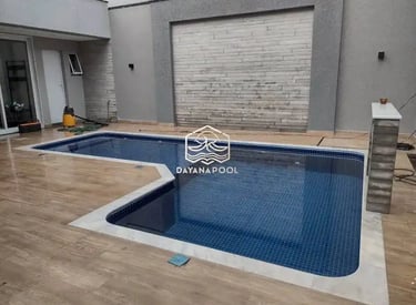 kolam renang minimalis modern di area halaman belakang.