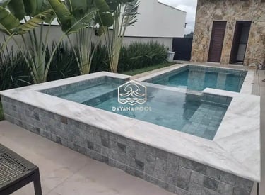 Desain kolam renang minimalis modern dengan air jernih di halaman belakang rumah