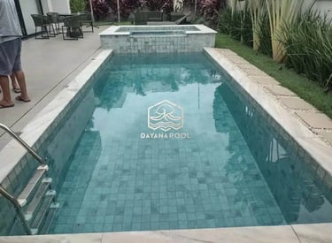 Desain kolam renang minimalis modern dengan air jernih di halaman belakang rumah