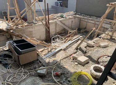 Proses penggalian kolam renang oleh dayanapool.