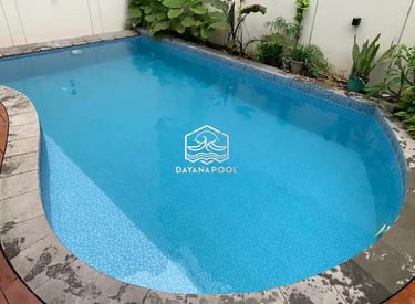 kolam renang minimalis modern di area halaman belakang.
