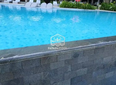 kolam renang minimalis modern di area halaman belakang.