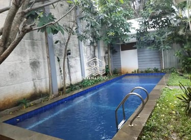 kolam renang minimalis modern di area halaman belakang.