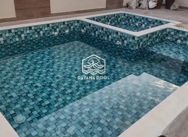 Desain kolam renang minimalis modern dengan air jernih di halaman belakang rumah