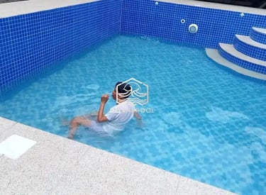 kolam renang minimalis modern di area halaman belakang.