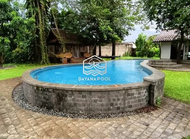 kolam renang minimalis modern di area halaman belakang.