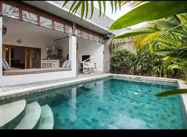 Desain kolam renang minimalis modern dengan air jernih di halaman belakang rumah