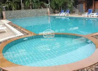 kolam renang minimalis modern di area halaman belakang.