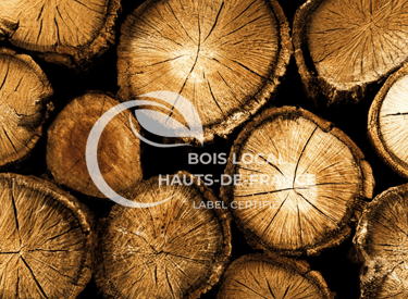 une pile de bûches avec un sol en bois