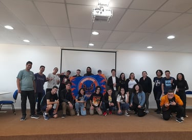 Membros da equipe pousando para a foto na frente da bandeira da equipe