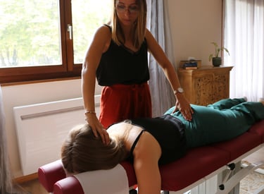 Une femme effectue un réajustement de la colonne vertébrale d'une autre femme.