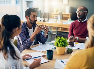Uma equipe em reunião.