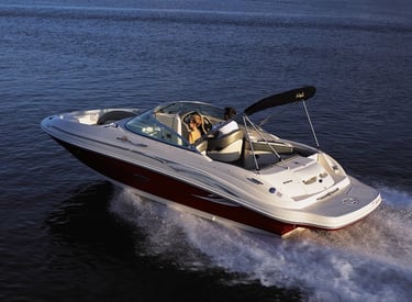 Sea Ray 220 motor yacht available for rent in Lisbon