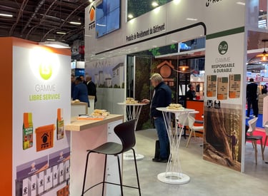 Un stand lors d'un salon, montrant les différentes créations graphique