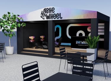 Un stand et des tables et chaise. Dans le stand se trouve 2 simulateurs de voitures de courses