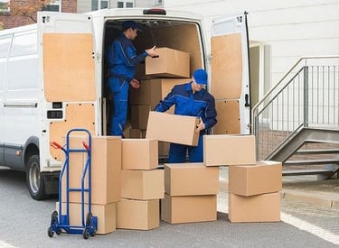 Cargando cajas de una mudanza