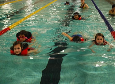 kids swimming with lifejackets on