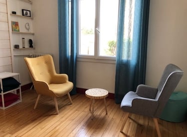 un cabinet de psychothérapie accueillant