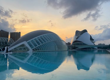 Atardecer en la Ciudad de las Artes y las Ciencias de Valencia, con el Hemisfèric y el Palau 