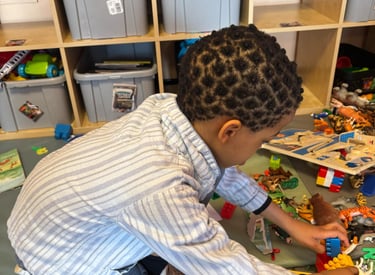 Eleve en pyjama en classe