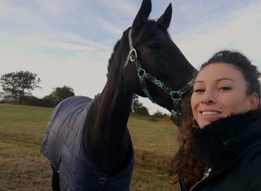 l'équithérapeute et sa jument