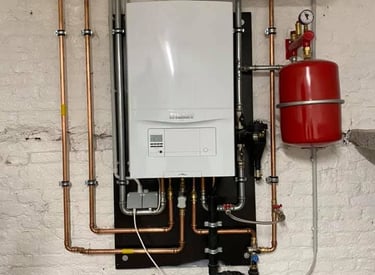 Gascondensatieketel met leidingen en expansievat, professioneel geïnstalleerd in Vlaams-Brabant 