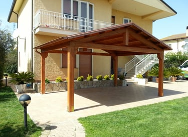 Tettoia in legno realizzata a Roma da Flavidar