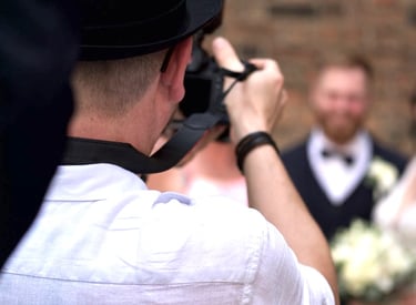 Nico Kehder von hinten fotografiert beim fotografieren