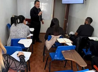 Alumnos en clase de derecho en el Colegio interdisciplinario CIES