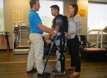 Joven en una clínica de rehabilitación con exoesqueleto rewalk