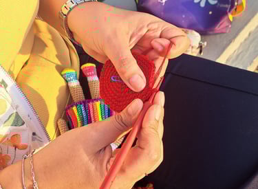 manos tejiendo parte de un amigurumi