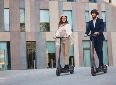 patinete electrico Ninebot max con dos personas montando