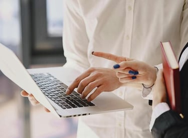 una persona brindando atencion personalizada