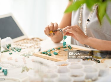 una persona con tijeras. construyendo un collar