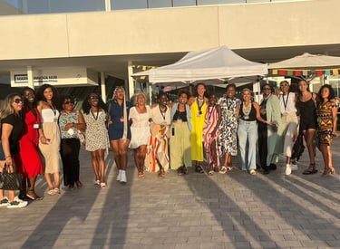Un grupo de mujeres africanas y afrodescendientes posando para la foto en un evento