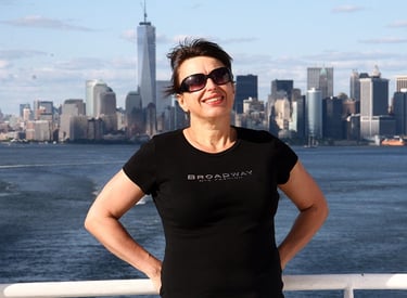 Op het dek van een cruiseschip met uitzicht op Manhattan tijdens mijn internationale carrière op zee