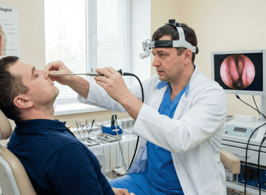 exploración de cornetes nasales en un consultorio de otorrinolaringología