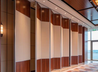 Système de rail supérieur sans guidage au sol pour cloison mobile