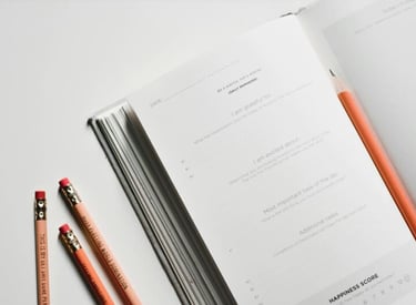 Diario planificador de productividad con lápices sobre un escritorio, ideal para planificar metas.