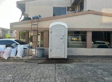 Baño portátil instalado en una obra de construcción en Venezuela
