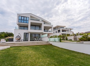 Außenansicht der modernen Apartmentanlage Pure Relax mit Garten