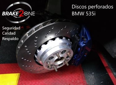 Disco de freno Brembo y caliper para un BMW 535i instalados  durante servicio de frenos