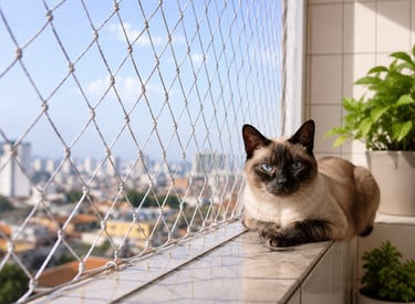 Gato em sacada protegida com rede de proteção
